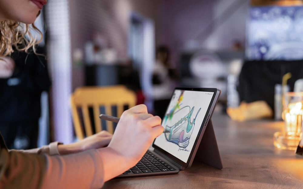 Lenovo Chromebook Duet Gen 9（11型 MediaTek）を手に持ったところ