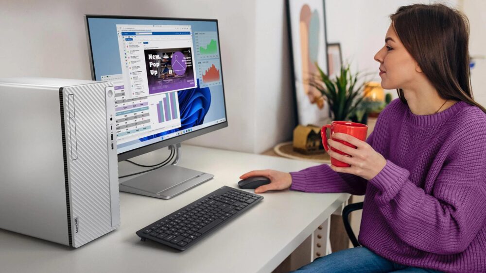 IdeaCentre Tower 14IRR9（Intel）を机に置いて使っているところ