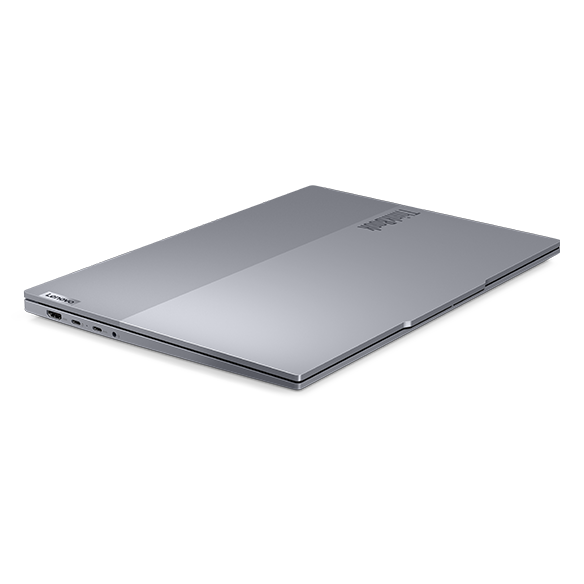 ThinkBook 16 Gen 7 Snapdragon（16型）を閉じた状態（薄さ）