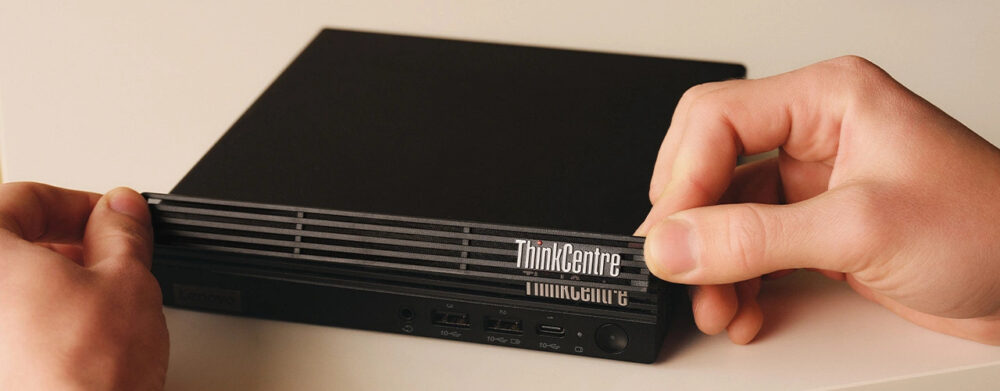 ThinkCentre M75q Tiny Gen 5（AMD）を手に持ったところ（前面の通気口）
