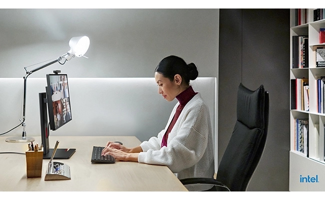 ThinkCentre M90a All-In-One Gen 6(23.8型 Intel)をデスクで使っているところ