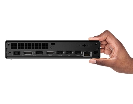ThinkCentre neo 50q Tiny Gen 5(Intel)の背面を手に持ったところ