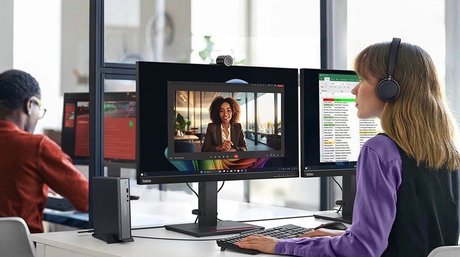 ThinkCentre neo 50q Tiny Gen 6(Intel)を2画面につないで使っているところ