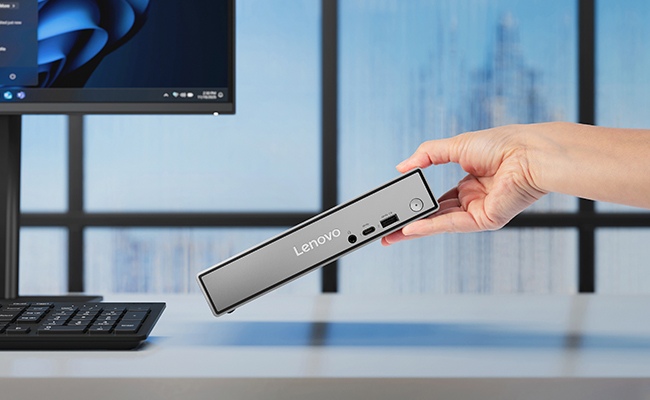 ThinkCentre neo 50q Tiny Gen 7（Intel）を手に持ったところ