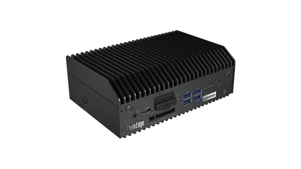 ThinkEdge SE70の本体を斜めから見たところ