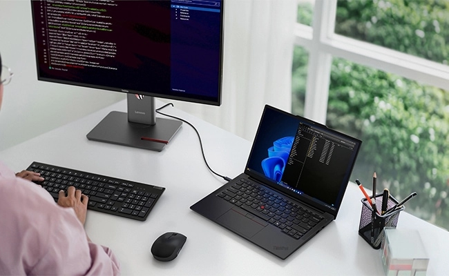 ThinkPad E14 Gen 7 IAL（14型 Intel）を仕事で使っている様子