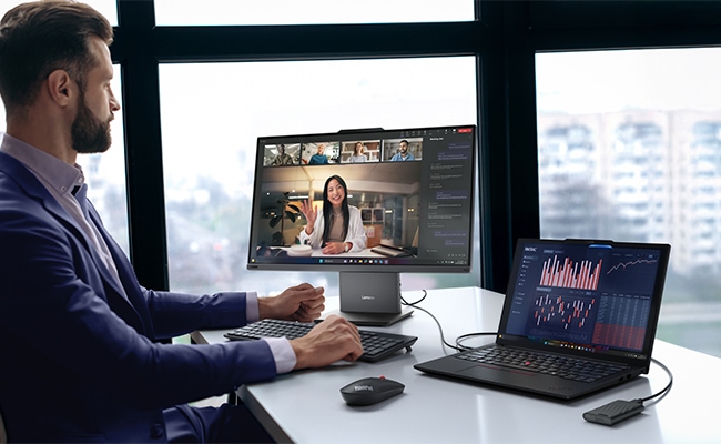 ThinkPad E14 Gen 8(14型 Intel)を仕事で使っている様子