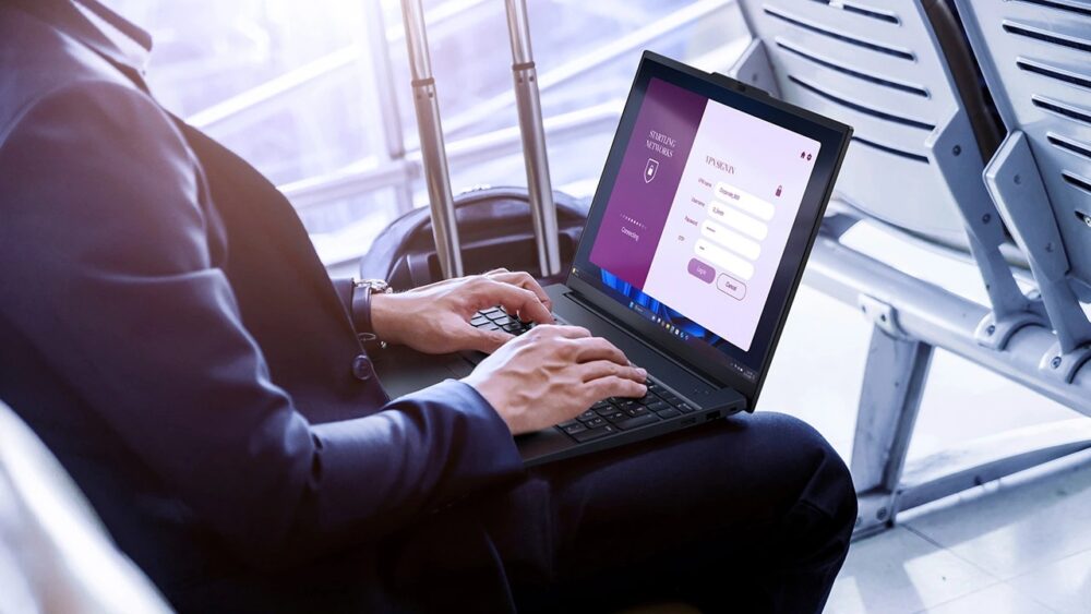 ThinkPad E16 Gen 3(16型 AMD)を仕事で使っている様子
