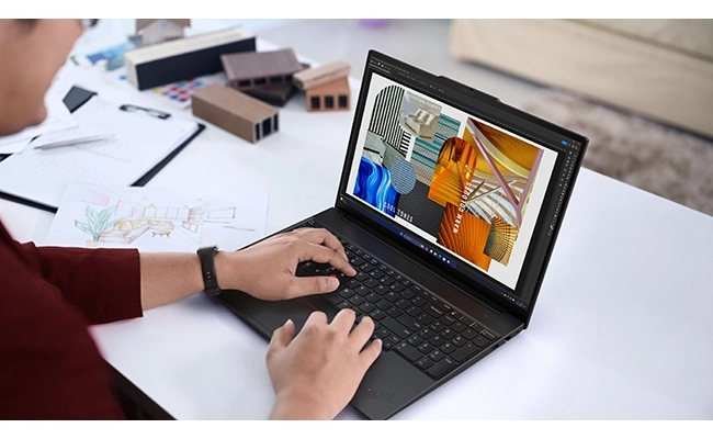 ThinkPad E16 Gen 3 IAL(16型 Intel)を仕事で使っている様子