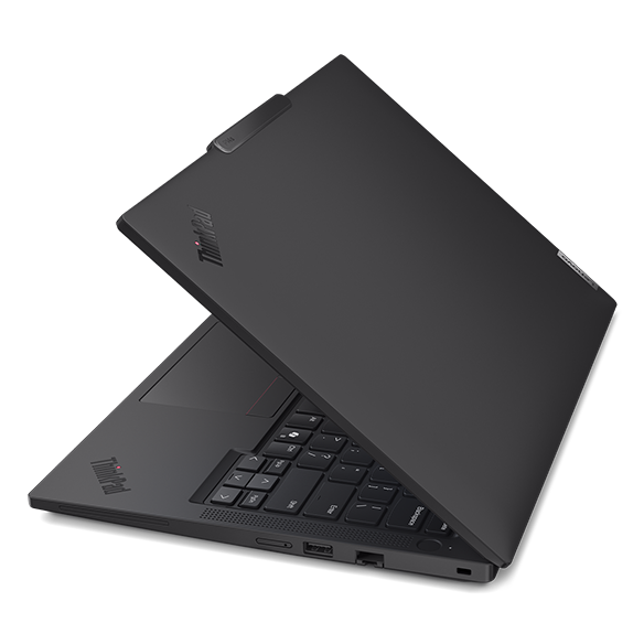 ThinkPad P14s Gen 6 AMDを持ち歩いて使っている様子