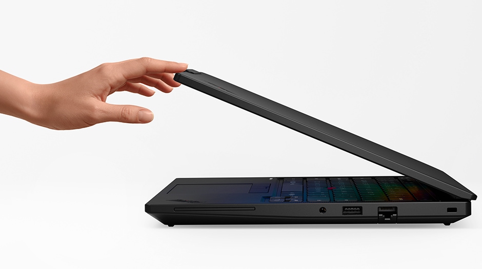 ThinkPad T14 Gen 7 AHPを持ち歩いて使っている様子