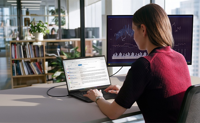 ThinkPad T14s Gen 7を仕事で使っている様子