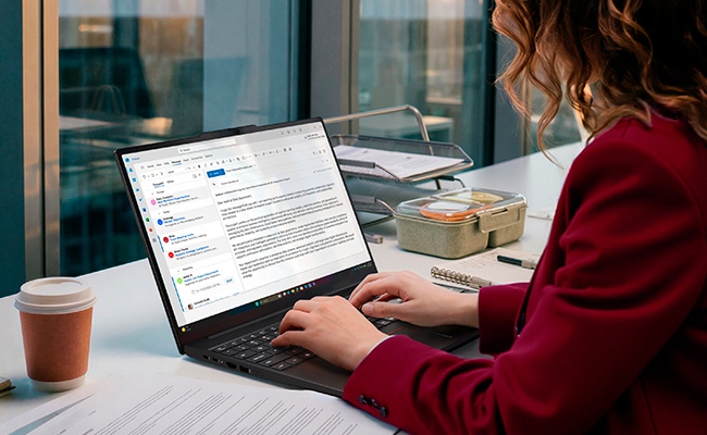 ThinkPad T16 Gen 5 AHPを外出先で使っている様子