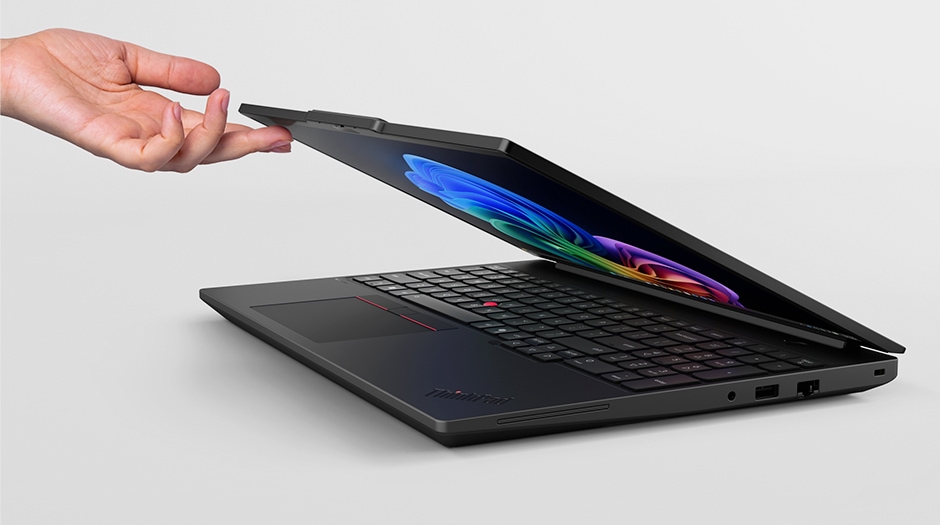 ThinkPad T16 Gen 5(16型 Intel)を持ち歩いて使っている様子