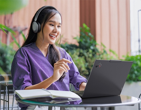 ThinkPad X1 Carbon Gen 14を外出先で使っている様子